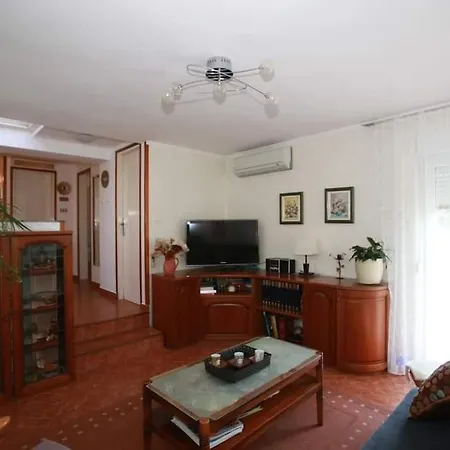 Apartment With A Garden View Rijeka Exterior photo