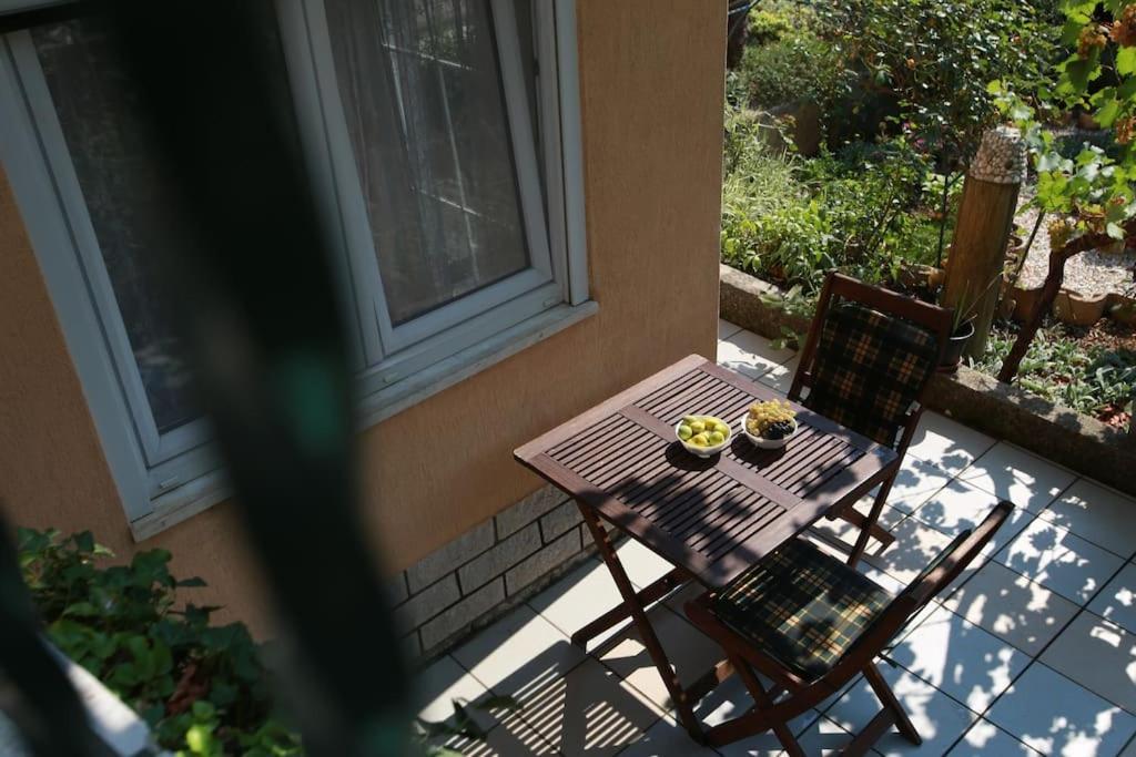 Apartment With A Garden View *