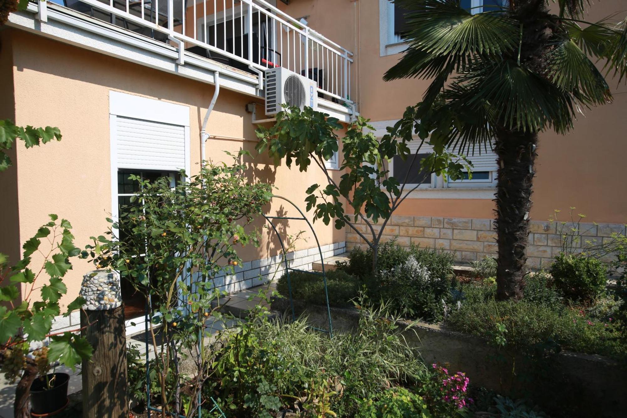 Apartment With A Garden View *